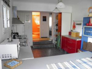 eine Küche mit einer Arbeitsplatte und eine Küche mit in der Unterkunft hantra thalasia 1 in Poros