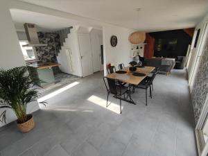 ein Esszimmer und ein Wohnzimmer mit einem Tisch und Stühlen in der Unterkunft Ty Breizh jet in Ergué-Gabéric
