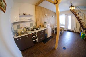 Kuchyň nebo kuchyňský kout v ubytování Apartmány Neronet