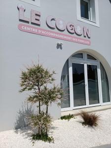 un bâtiment avec un panneau indiquant le centre de refroidissement pour l'entretien des disques de développement dans l'établissement Appartement Détente au Cœur du Cotentin, à Valognes