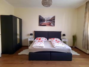 sypialnia z łóżkiem i dwiema poduszkami w obiekcie Ferienhaus Lina w mieście Neusiedl am See