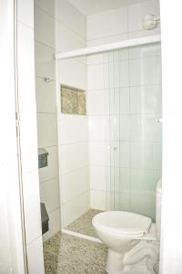 卡波布里奥AP perto da Praia do Forte Cabo Frio的带马桶和淋浴的浴室