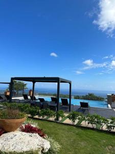 un patio con sillas y vistas al océano en Casa Bella Vista @ Pyramid Point, en Ocho Ríos