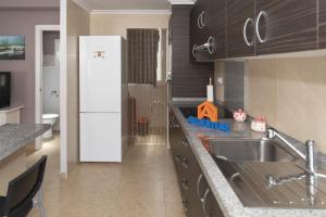 Gallery image of Haiti, 5-15 in Cullera