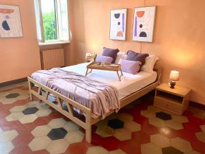 um quarto com uma cama com uma mesa em CASA BARBERA Terrazza sul Monferrato em Serralunga di Crea