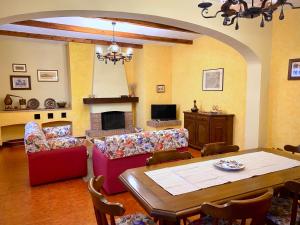 uma sala de estar com uma mesa e uma lareira em CASA BARBERA Terrazza sul Monferrato em Serralunga di Crea