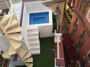 Bazén v ubytování Ático con piscina junto catedral de Sevilla nebo v jeho okolí