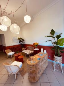 una stanza con tavolo, sedie e luci di Hôtel Michelet Plage a Soulac-sur-Mer