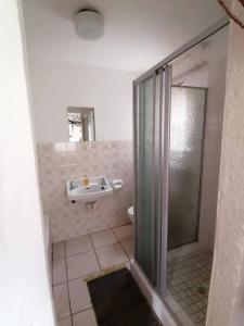 ヘルマナスにあるSea View a wave from it allのシャワーと洗面台付きのバスルーム +5枚の写真