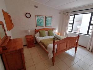 ヘルマナスにあるSea View a wave from it allの大きなベッドと窓のある寝室