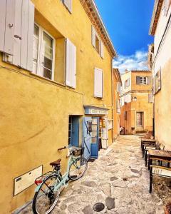 a bike parked on the side of a building at L'aile du Chateau in Ramatuelle