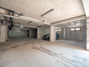 pusty garaż z zaparkowanym samochodem w obiekcie Apartments Butua w Budvie