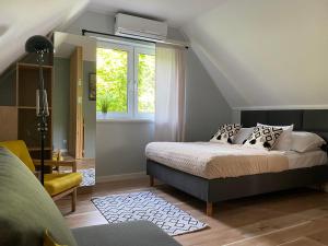 a bedroom with a bed and a window at Dom Wypoczynkowy Zacisze- klimatyczny domek z kominkiem in Stegna