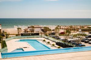 uitzicht op een zwembad en het strand bij RoseBay std - Infinity Pool & Spa Resort in Mamaia Nord – Năvodari