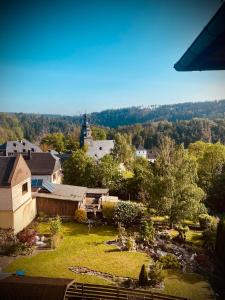 an aerial view of a small town with a church at Wanderurlaub mit und ohne Hund! in Harra