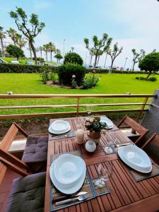 uma mesa de madeira com placas com uma mesa de sidx sidx em Apartamento vistas al mar de La Pineda! em La Pineda