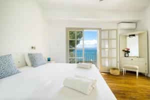 Un pat sau paturi într-o cameră la MARVELOUS BEACH HOUSE