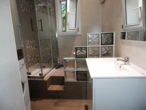 a bathroom with a sink and a shower with a tub at Bilbao céntrico 1h Zumaia in Bilbao