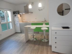 a kitchen with a table and stools in a room at Bilbao céntrico 1h Zumaia in Bilbao
