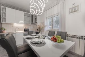 Kuchyňa alebo kuchynka v ubytovaní Apartman Lana Vidikovac