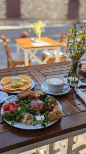 einem Holztisch mit Teller mit Lebensmitteln darauf in der Unterkunft Urkmez Hotel in Selçuk
