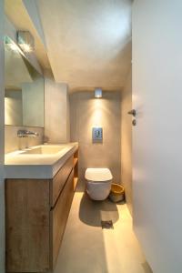 een badkamer met een wit toilet en een wastafel bij MARVELOUS BEACH HOUSE in Eretria