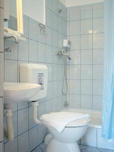 耶爾薩的住宿－Villa Rosa，一间带卫生间和水槽的浴室