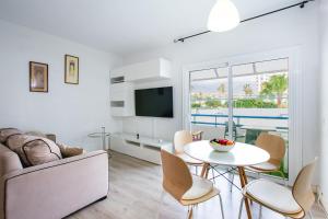 Televízia a/alebo spoločenská miestnosť v ubytovaní 113 Paraiso Sur Apartamento