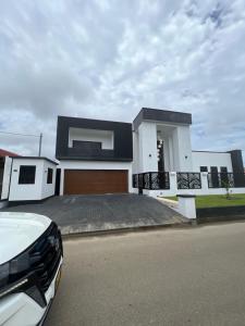 uma casa branca com um telhado preto em Empire Villa Paramaribo Noord 1 em Paramaribo