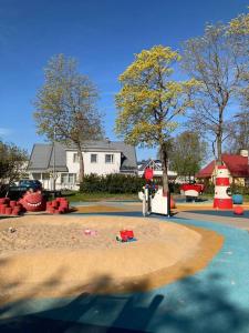 un parque con parque infantil con zona de arena en Sadama Stay en Haapsalu