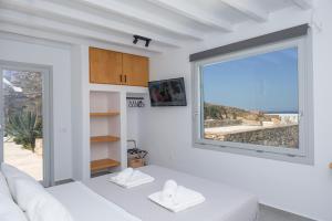 TV a/nebo společenská místnost v ubytování Villa Orion Mykonos - Blue Views Mykonos Villas