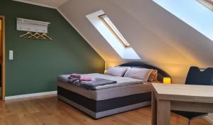 a bed in a room with a green wall at Strand4-Quartier Ferienwohnungen Ostseebad Karlshagen in Ostseebad Karlshagen