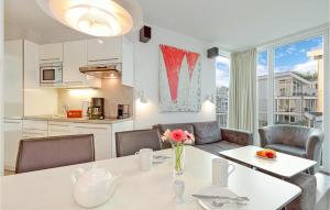 eine Küche und ein Wohnzimmer mit einem Tisch und Stühlen in der Unterkunft Dnenvilla Deluxe in Travemünde