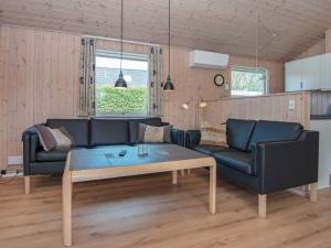 Egeskovにある10 person holiday home in B rkopのリビングルーム(ソファ、コーヒーテーブル付)