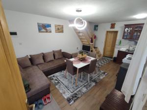 sala de estar con sofá y mesa en Vila Helena en Kolašin