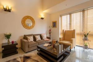 Posezení v ubytování Hostie Enigma - luxury 2BR apt near Golf Course Road