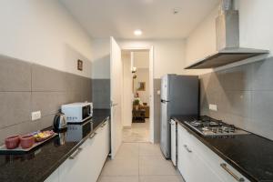 Kuchyň nebo kuchyňský kout v ubytování Hostie Enigma - luxury 2BR apt near Golf Course Road