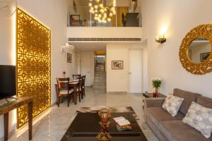 Posezení v ubytování Hostie Enigma - luxury 2BR apt near Golf Course Road