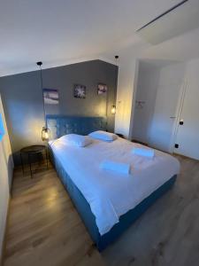 A bed or beds in a room at Harmony Apartment Poiana Brasov