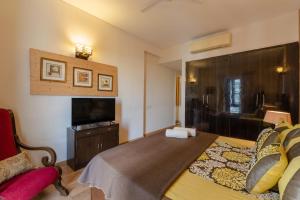 TV a/nebo společenská místnost v ubytování Hostie Enigma - luxury 2BR apt near Golf Course Road