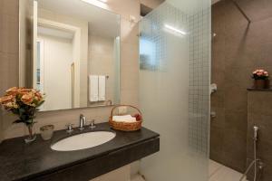 Koupelna v ubytování Hostie Enigma - luxury 2BR apt near Golf Course Road