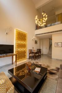 TV a/nebo společenská místnost v ubytování Hostie Enigma - luxury 2BR apt near Golf Course Road