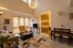 TV a/nebo společenská místnost v ubytování Hostie Enigma - luxury 2BR apt near Golf Course Road