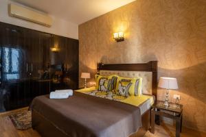 Postel nebo postele na pokoji v ubytování Hostie Enigma - luxury 2BR apt near Golf Course Road