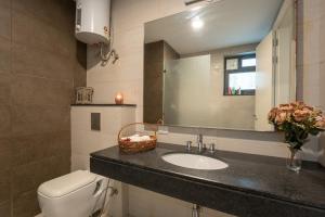 Koupelna v ubytování Hostie Enigma - luxury 2BR apt near Golf Course Road