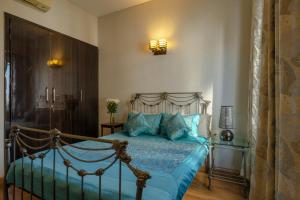 Postel nebo postele na pokoji v ubytování Hostie Enigma - luxury 2BR apt near Golf Course Road