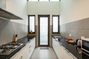 Kuchyň nebo kuchyňský kout v ubytování Hostie Enigma - luxury 2BR apt near Golf Course Road