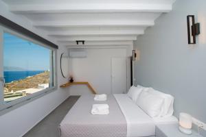 Postel nebo postele na pokoji v ubytování Villa Orion Mykonos - Blue Views Mykonos Villas