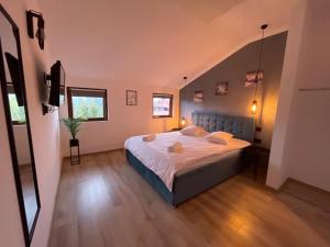 um quarto com uma cama grande num quarto em Harmony Apartment Poiana Brasov em Poiana Brasov