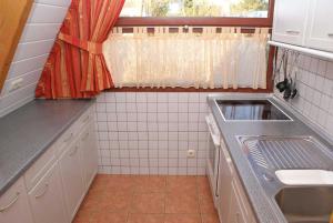 uma pequena cozinha com um lavatório e uma janela em Urlaub fuer die ganze Familie im Z em Damp